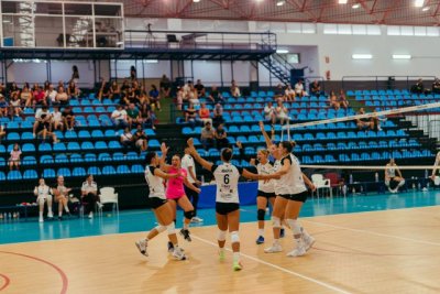 Voleibol Superliga Femenina 2: El Arona Voley suma su segunda victoria de la temporada ante el Aceites Abril Voleyourense