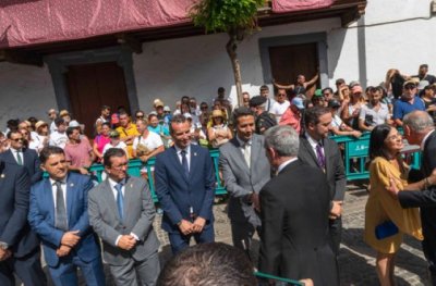 El alcalde de Agaete, Jesús González Sánchez, ha acudido hoy al acto conmemorativo del Día del Pino