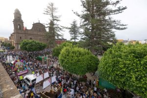 Gáldar: El Día de Santiago concluye con la diversión de la Batalla de Flores y los conciertos de Shaila Dúrcal y Ella Baila Sola