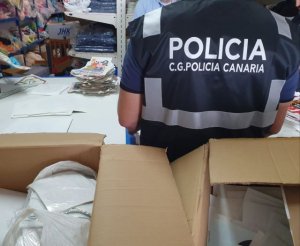 La Polic&iacute;a Canaria interviene una red de fabricaci&oacute;n y venta de falsificaciones de marcas ropa en Yaiza
