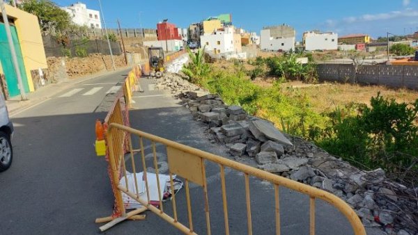 Gáldar: El Ayuntamiento rehabilita un muro en la calle José de Sosa