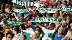 La afici&oacute;n del Elche protesta contra los arbitrajes con tarjetas rojas