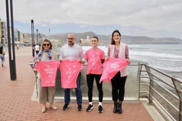 Aridany Romero presenta la camiseta oficial de la III Carrera de la Mujer