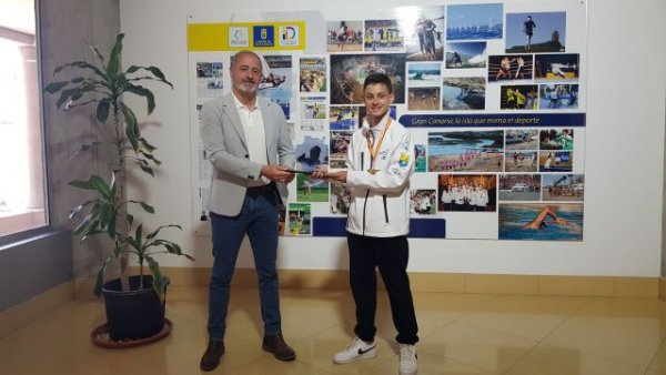 Francisco Castellano recibe y felicita a Gorka Guerra, campeón de España Juvenil de Kárate Kumite en la categoría de -60 kg