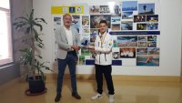 Francisco Castellano recibe y felicita a Gorka Guerra, campe&oacute;n de Espa&ntilde;a Juvenil de K&aacute;rate Kumite en la categor&iacute;a de -60 kg