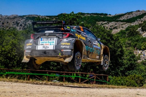 Automovilismo: Rogelio Peñate concluye el exigente Rally Italia-Cerdeña en la décima posición de WRC2