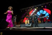 Virginia Guantanamera hace bailar a Gáldar con su tributo a Celia Cruz