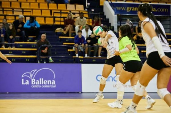 Voleibol Femenino: El CV Sayre CC La Ballena muestra resiliencia ante el Avarca de Menorca