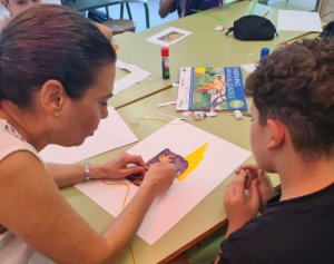Gema Sánchez muestra a jóvenes estudiantes cómo ‘Crear imágenes con memoria’
