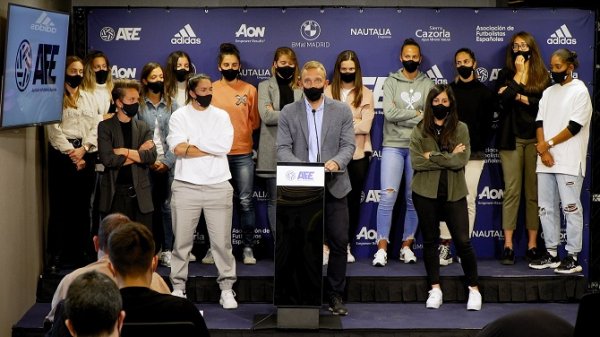 Las futbolistas avisan de que irán a la huelga si persiste el bloqueo