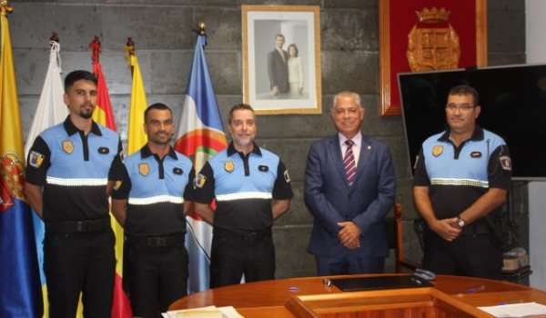 Tres policías locales toman posesión como funcionarios en prácticas en La Aldea