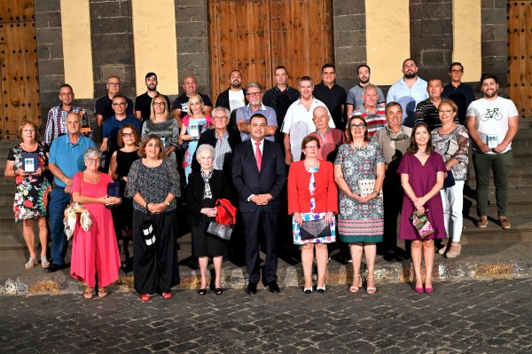 Las Camareras de la Virgen de Guía y los Cargadores del Trono recibieron un emotivo y cariñoso homenaje