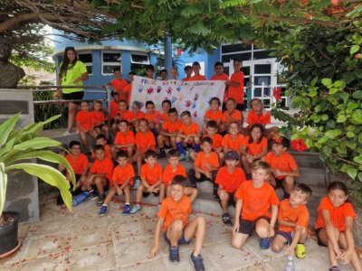 G&aacute;ldar: Los ni&ntilde;os y ni&ntilde;as del campus de verano de la U.D. Barrial, se han sumado a participar activamente en el proyecto Querid@ Abuel@