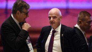 La FIFA facilita la suspensi&oacute;n de los contratos a los extranjeros en Ucrania y Rusia