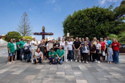 Gáldar: La Santa Cruz hermana a la A.V. “Amagro” y a la A. “Los Ángeles echan una mano”