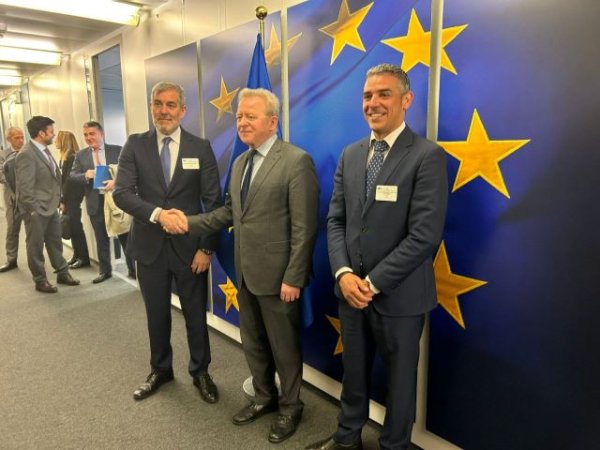 Clavijo arranca el s&iacute; del comisario europeo de Agricultura a revisar al alza la ficha financiera del POSEI