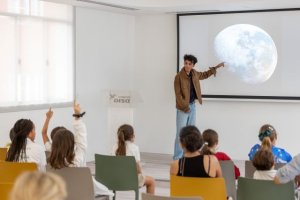 Prathamesh Jaju visita a los ni&ntilde;os y ni&ntilde;as del programa de Dinamizaci&oacute;n STEAM de la Fundaci&oacute;n DISA en una experiencia &uacute;nica
