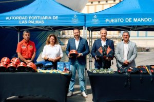 La Autoridad Portuaria de Las Palmas y el Ayuntamiento presentan 70 nuevos equipos de protecci&oacute;n acu&aacute;tica para Bomberos
