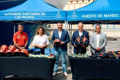 La Autoridad Portuaria de Las Palmas y el Ayuntamiento presentan 70 nuevos equipos de protecci&oacute;n acu&aacute;tica para Bomberos