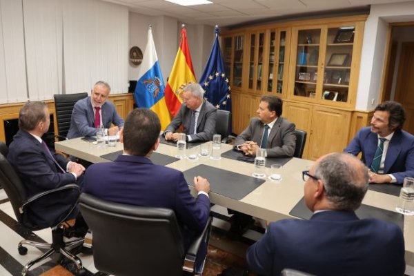 Torres garantiza que Naviera Armas mantendrá sus conexiones con Canarias tras la venta de la compañía