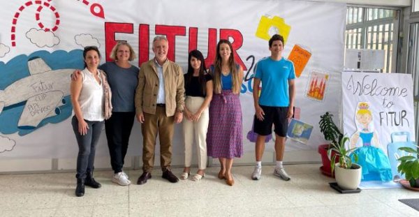 El CEIP Pepe Dámaso muestra al presidente de Canarias su particular feria turística para conocer España