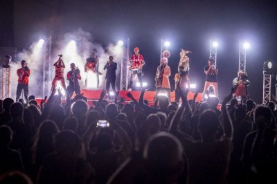 La 101 Brass Band enciende la Plaza de la M&uacute;sica en El Temudas con su espect&aacute;culo 'Fogalera'