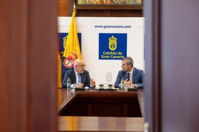 La exportación de moda, el Observatorio de Comercio, Ley de Artesanía y colaboración entre Proexca y SPEGC centran la reunión entre Morales y Domínguez