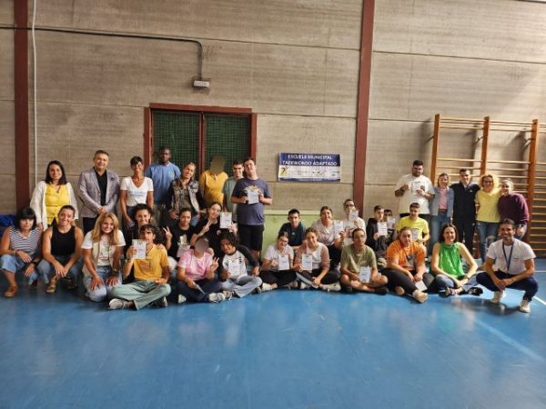La concejala de deportes del ayuntamiento de LPGC, Carla Campoamor, clausura las Escuelas Municipales de Taekwondo adaptado