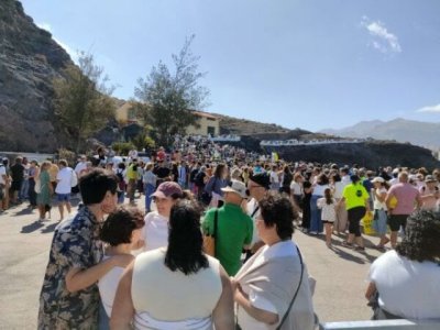 La ciudadanía exige en La Aldea la paralización de la macrogranja marina proyectada por Gran Canaria Bass Company SL con una protesta por mar y tierra