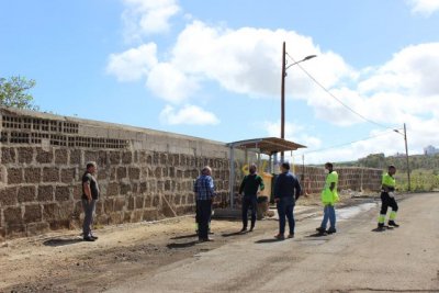 Moya y el Cabildo llevan a cabo el asfaltado de la carretera de entrada al casco desde Cabo Verde