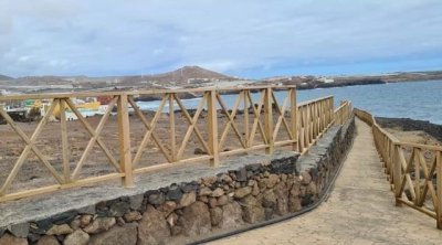 Gáldar: Barandillas de madera del Yacimiento "La Guancha" en el Agujero de Gáldar sin mantenimiento.