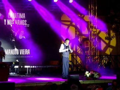 Manolo Vieira cautivó al público con ‘La última y nos vamos’ en la Plaza Grande de Guía