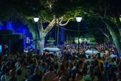 Llenazo absoluto en Guía con Tutto Durán y un magnífico espectáculo de fuegos artificiales en la víspera del Día Grande de la Virgen