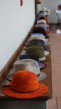 La consejera de Industria entrega los diplomas de los cursos de vestimenta tradicional y sombreros de fieltro impartidos en Telde por la Fedac