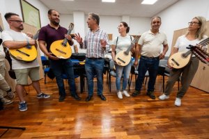 El Ayuntamiento de Valleseco ha realizado la entrega de instrumentos musicales a la Agrupación Los Labradores