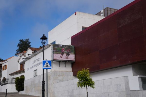 El Ayuntamiento de Valleseco instala una pantalla de tecnología led en la fachada del Auditorio