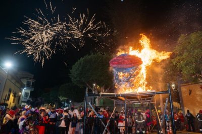 'La movida galdense' se despide con un Entierro de la Sardina multitudinario y una larga jornada carnavalera