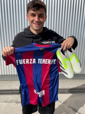 Sale a subasta la camisa “Fuerza Tenerife” con la que el futbolista Pedri mostró su apoyo a la isla afectada por el grave incendio