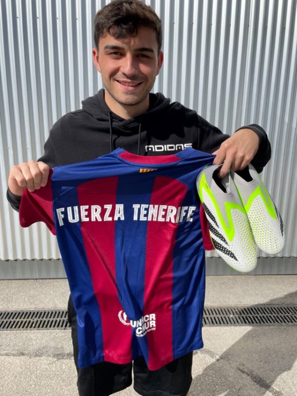 Sale a subasta la camisa “Fuerza Tenerife” con la que el futbolista Pedri mostró su apoyo a la isla afectada por el grave incendio
