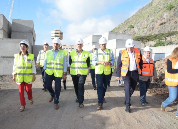 El presidente resalta el alto ritmo de las obras del litoral de Valleseco y augura su estreno para abril de 2023