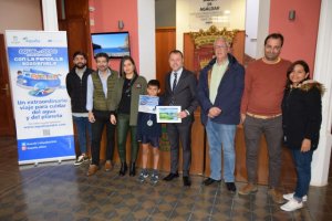 El Ayuntamiento de Gáldar entrega a un joven del municipio un premio nacional del Concurso Digital Infantil de Aqualia