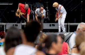 Gáldar: Miles de personas bailan en un domingo familiar en el Festival Sardina Viva