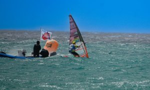 Windsurf: Fuerteventura aprieta la lucha por el t&iacute;tulo femenino mientras Iachino consolida su dominio