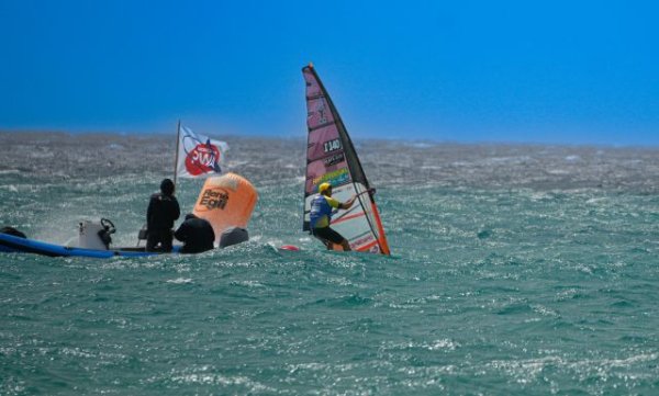 Windsurf: Fuerteventura aprieta la lucha por el t&iacute;tulo femenino mientras Iachino consolida su dominio