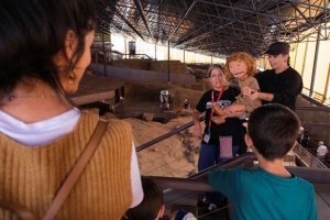 Cueva Pintada muestra el pasado aborigen a los mas pequeños con una visita teatralizada