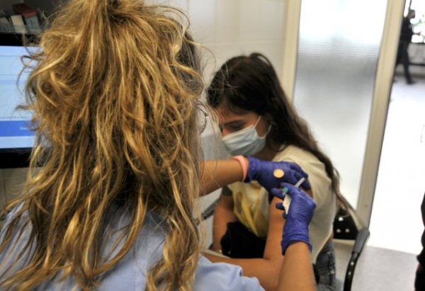 Sanidad recuerda que la dosis de refuerzo contra la covid-19 está indicada para las personas mayores de 12 años