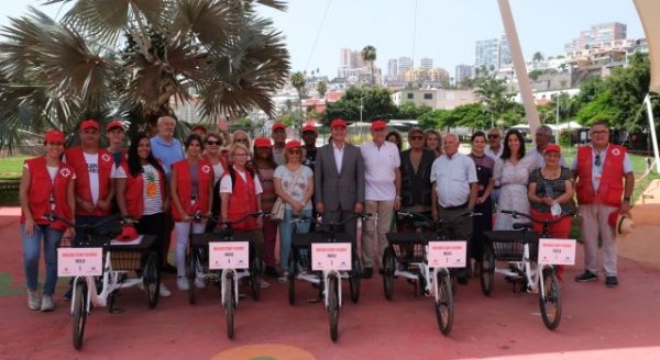 El alcalde mantiene un encuentro con mayores del proyecto de movilidad que desarrolla Cruz Roja en la ciudad