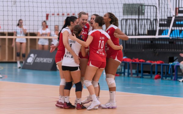 Voleibol Femenino: El Arona LESS4MORE gana un partido crucial en Asturias y sale del descenso