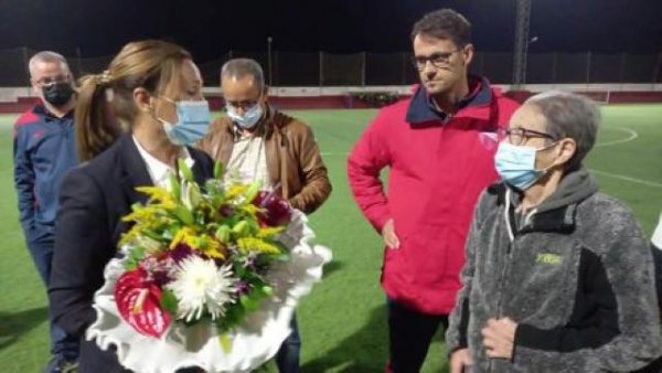 Emotivo homenaje del fútbol de Agaete a Flora, una mujer sin límites