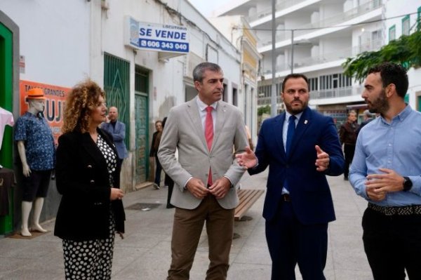 Manuel Domínguez anuncia una subvención de dos millones de euros para rehabilitar la zona comercial de Arrecife